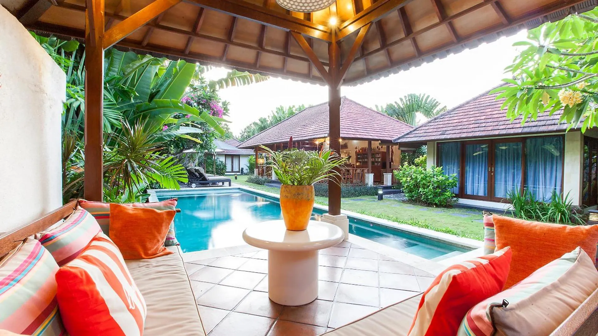 הקונטקטים של Villa Santi Seminyak